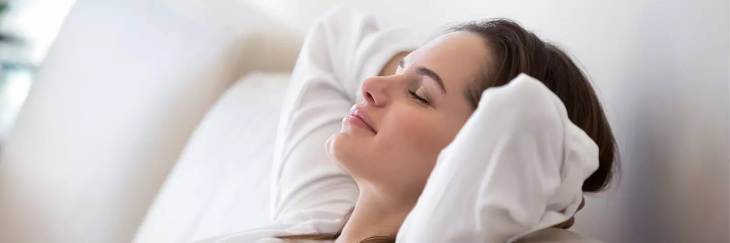 Žena má ruce za hlavou a relaxuje