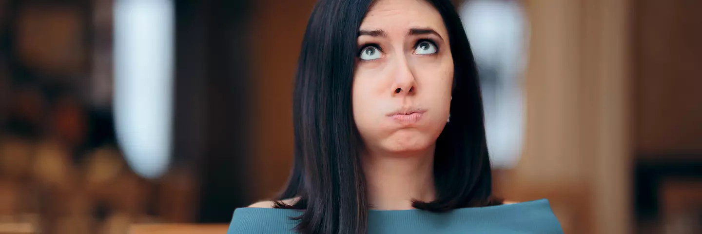 Černovlasá žena nafouklé tváře oči vsloup