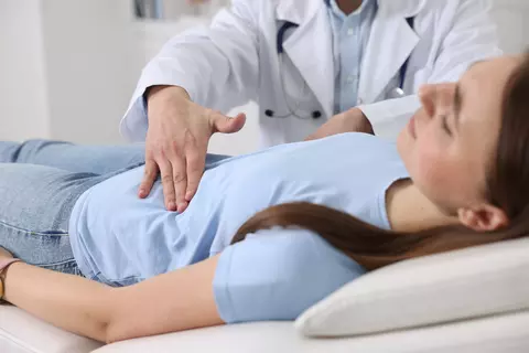 Žena je vyšetřována lékařem